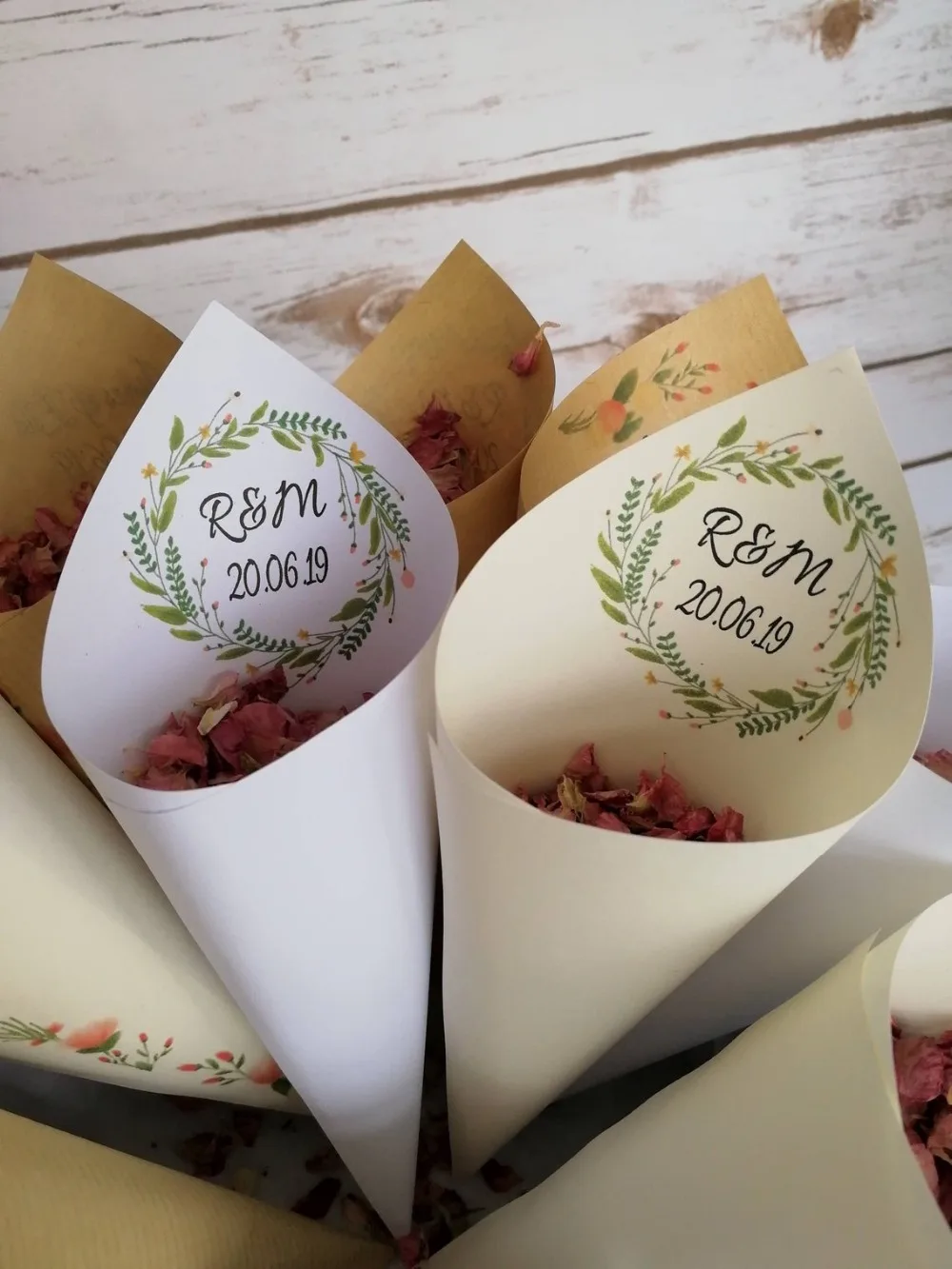 

25pcs Personalized wreath Wedding Confetti Cones Paper Custom Monogram petal rice favor candy cones birthday party popcorn cones