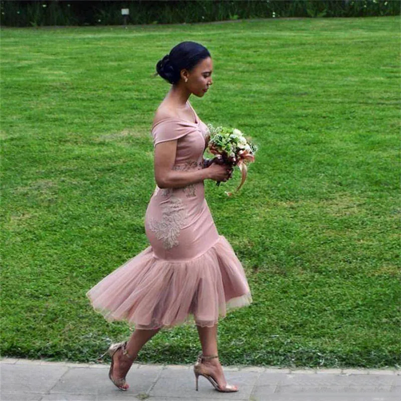 

African Black Girl Dusty Pink Mermaid Short Bridesmaid Gowns Tea Length Off Shoulder Sheath Wedding Guest Gowns Plus Size