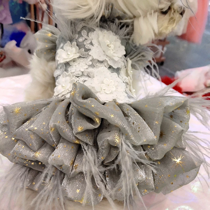Платье для собак ручной работы с вышивкой, роскошное короткое стильное свадебное платье принцессы для маленьких собак, одежда с перламутровыми перьями