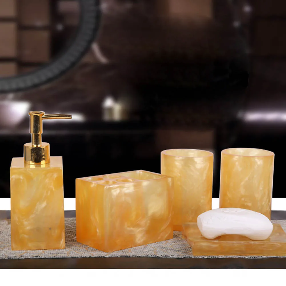 Kaufen 5 Pcs Harz Bad Zubehör Set Lotion Dispenser mit Pumpe + Zahnbürste Halter + Seife Schüssel + 2 Tumbler Sets PAK55