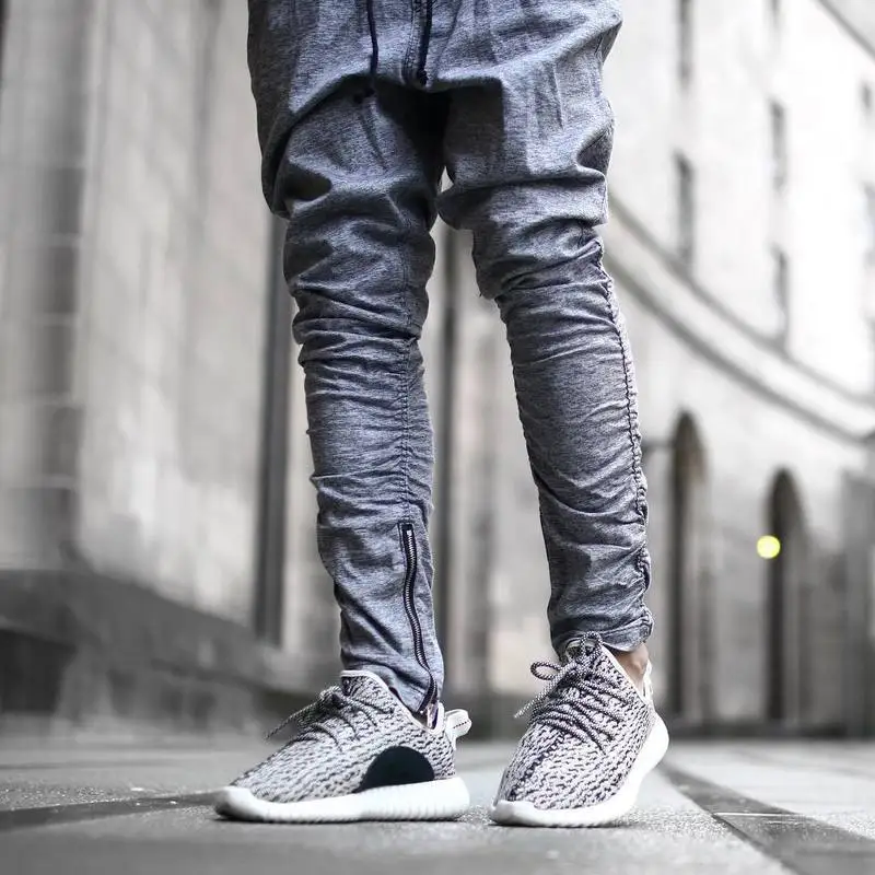 Джоггеры для Yeezy Boost 350. Джоггеры Slim Fit. Штаны мужские джогер стрит. Джоггеры мода 2023.