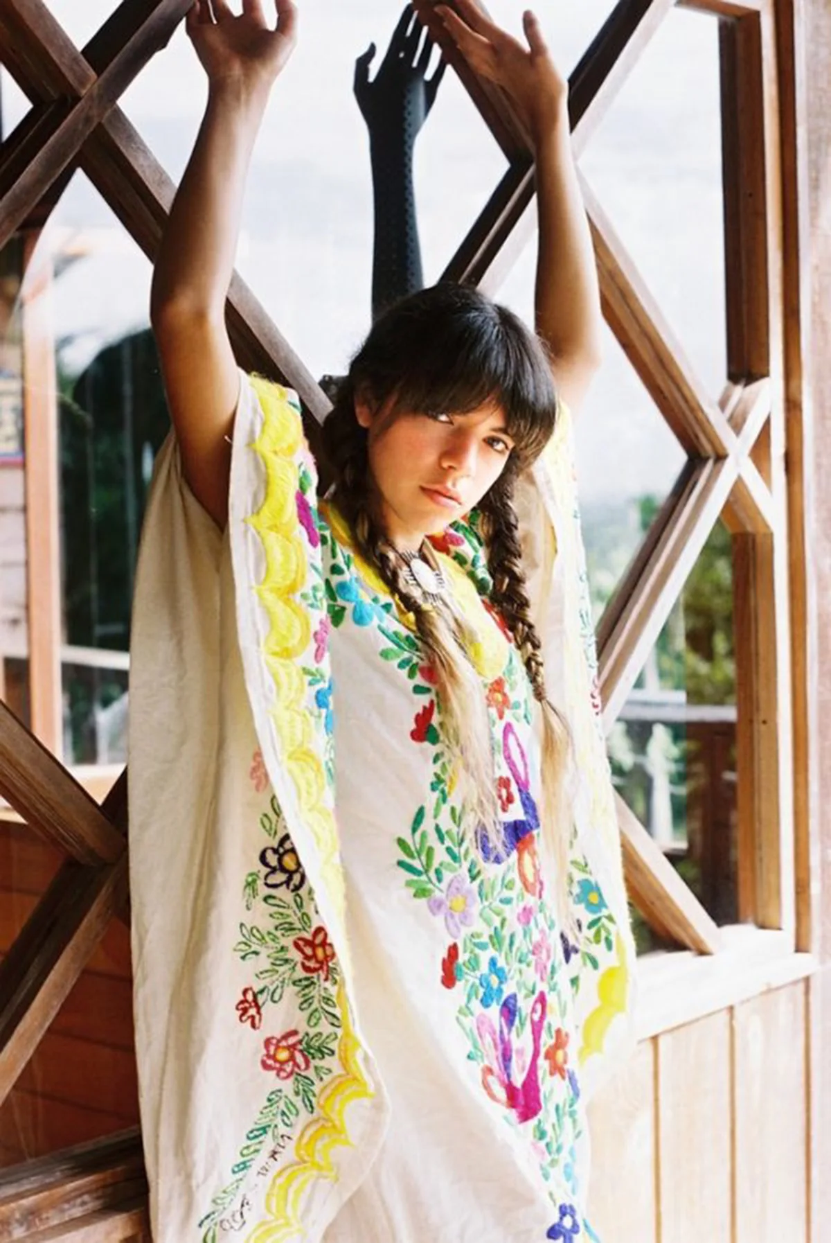 Женское летнее винтажное повседневное богемное Макси платье с цветочной вышивкой, женское Плиссированное пляжное платье с v-образным вырезом и оборками, с расклешенными рукавами