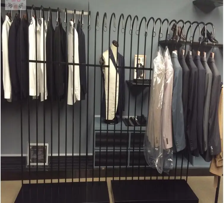 A clothing store display rack. Hang a hanger on the side of the wall.087