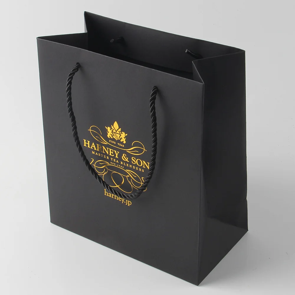 Роскошная Подарочная одежда эко черные бумажные сумочки для шоппинга Индивидуальные Горячие штамповки Золотой логотип для рекламы