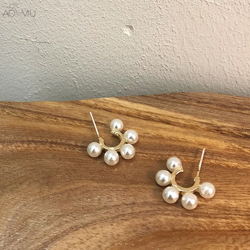 

AOMU 2019 Korean New Gold Metal Geometric Small Circle Pearl Flower Stud Earrings for Women Girl Party Wedding Jewelry Gift