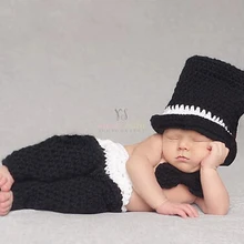 Для маленьких девочек, черная рубашка Топ-шляпа, джентльменский костюм для маленьких мальчиков и малышей; вязаные шапки, галстук-бабочка и Штаны комплекты наряд для фото новорожденных Размеры: 0-1 м, 3-4 м