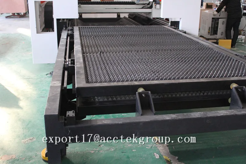 CE Стандартный AccTek Сделано в Китае 1500*3000 мм пилообразной стол стального листа трубы резки Волоконно лазерная машина