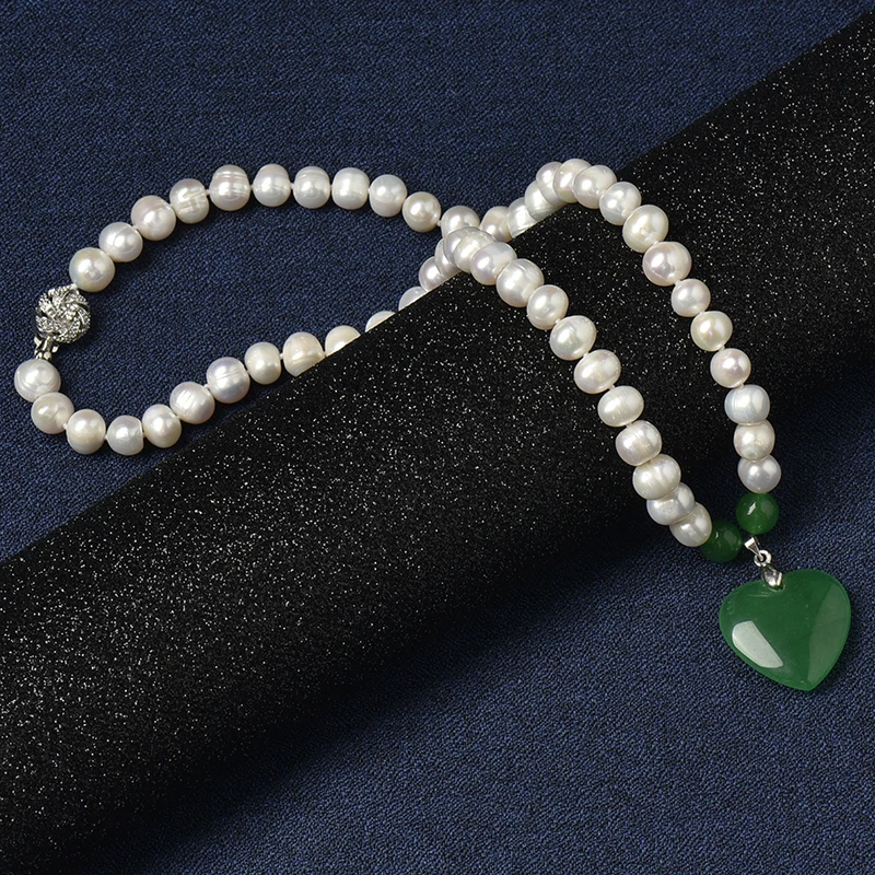 

8-9 mm Natural Pearl Necklace Pure white pearls with green round beads connected to a dark green heart-shaped 25*25*6 MM pendant