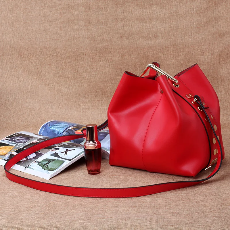 

New Fashion Rivet Lady Bucket Bag With One Shoulder Inclined Grinding Cowhide