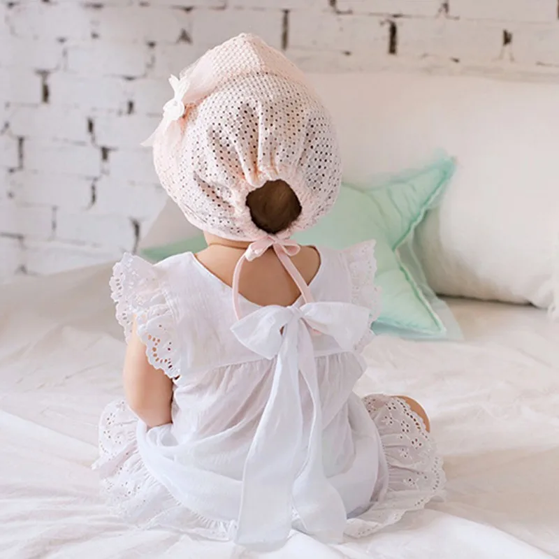 Летняя шапочка для маленьких девочек красивые ажурное платье для принцессы шапка Модные Для детей бело-розовое кружевное праздничное бальное платье шапки в цветочек для детей 0-12 месяцев