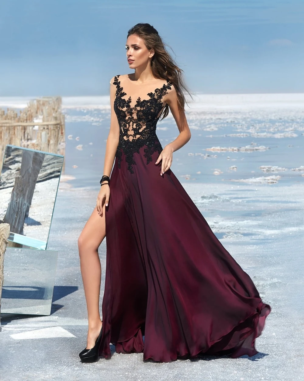 Scoop Neckline Burgundy Prom Dresses 2017 Delicate Black Lace Appliques