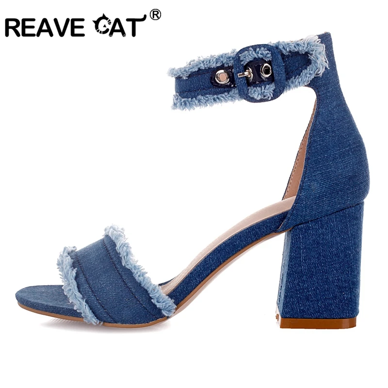 Женские джинсовые сандалии REAVE CAT летние туфли на высокой шпильке с открытым