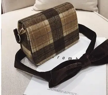 

2018 new Korean version of the fashion casual plaid wild wide shoulder strap shoulder slung small square bag.