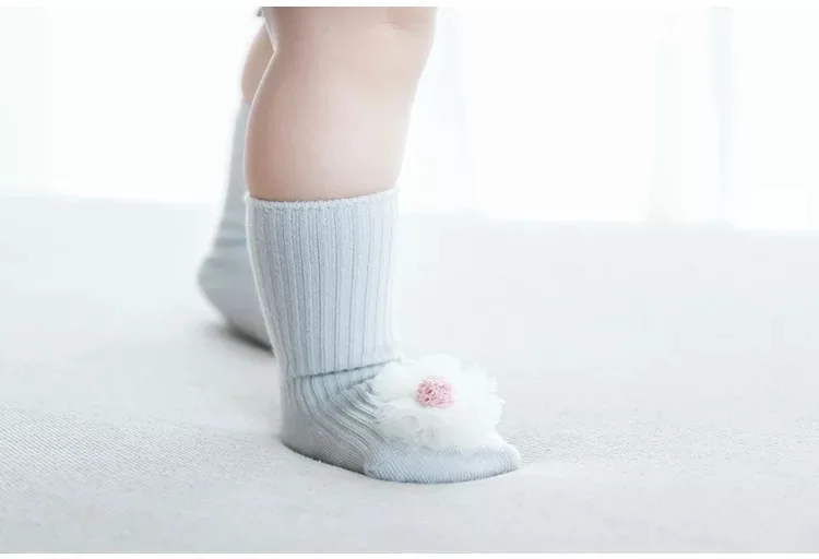 Хлопковые носки для новорожденных девочек Нескользящие носки для малышей с милым 3D цветочным бантом, носки-тапочки для малышей 0-18 месяцев