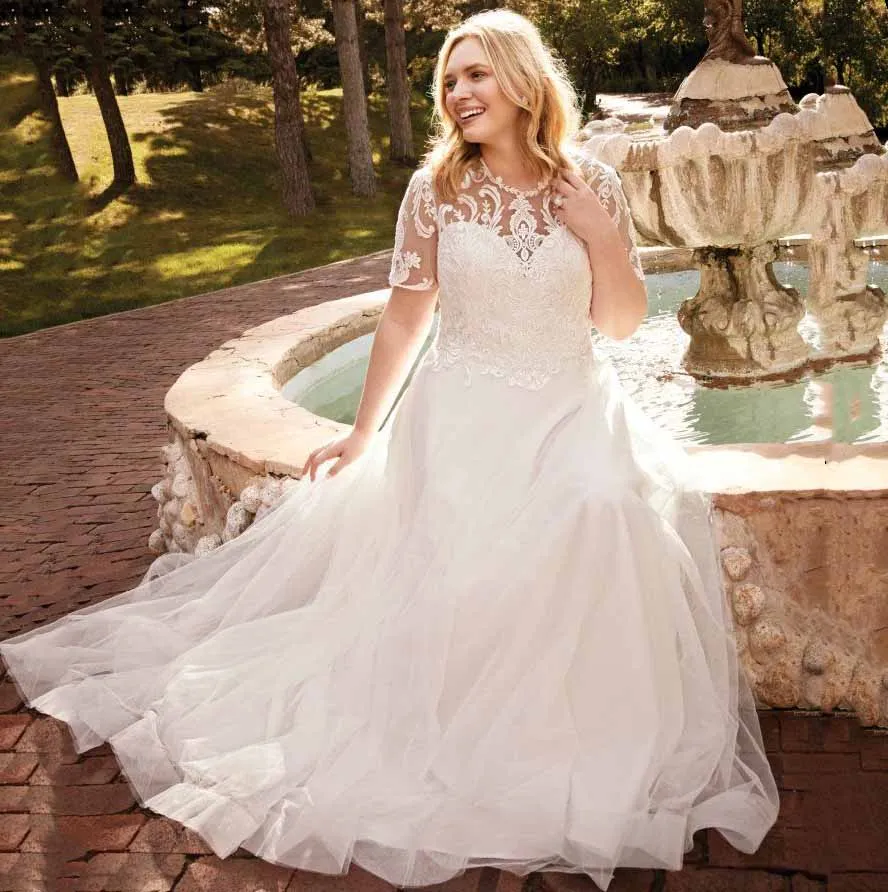 

Elegant Plus Size Wedding Dress With Lace Appliques Short Sleeve Illusion O Neck Court Train Long Bridal Gowns For Women