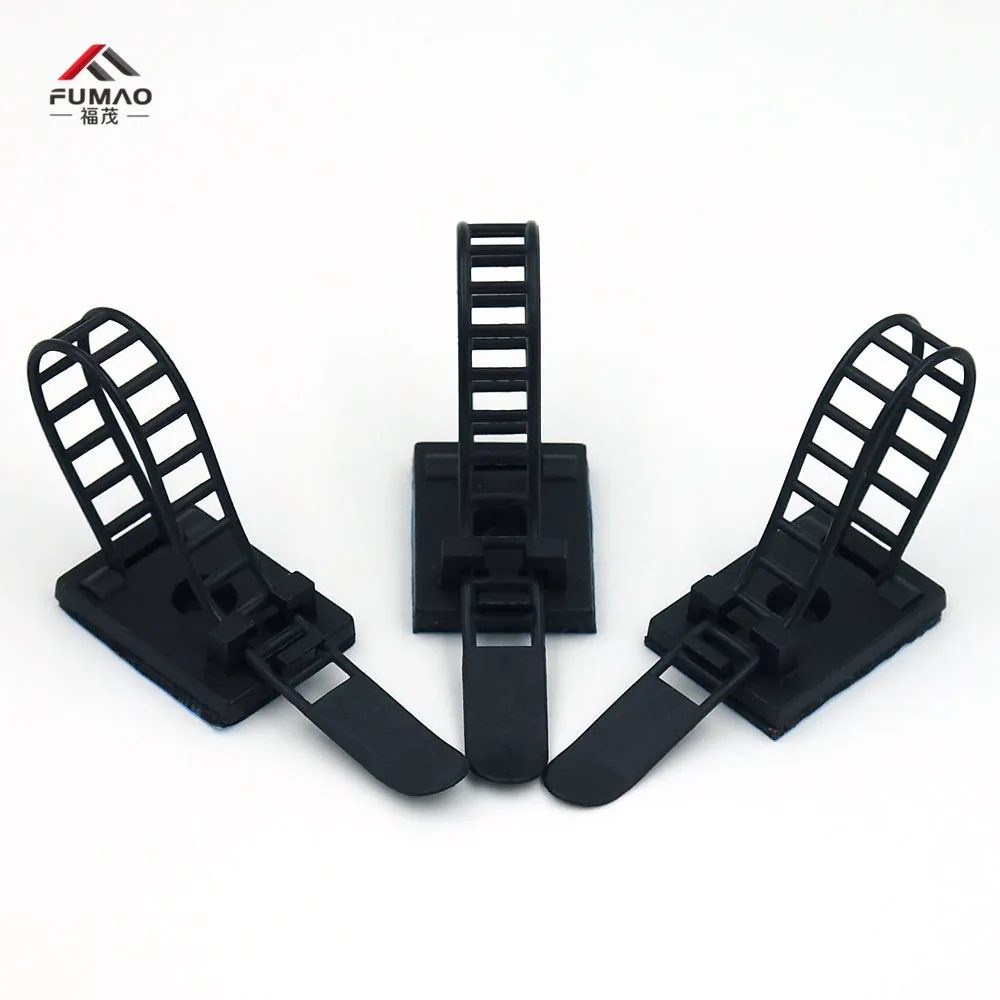 пластиковые держатели для кабелей на столе