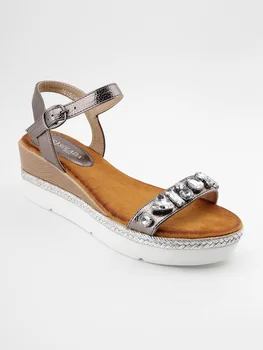 

Wedge sandals and stones