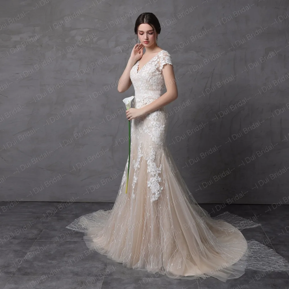 Свадебное платье русалки с коротким рукавом и v-образным вырезом цвета шампанского с цветочной кружевной иллюзией на спине