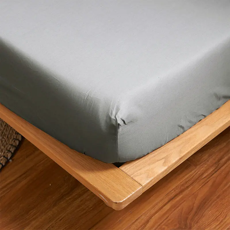 Натяжная простыня на матрас постельное белье однотонное серое и белое покрывало