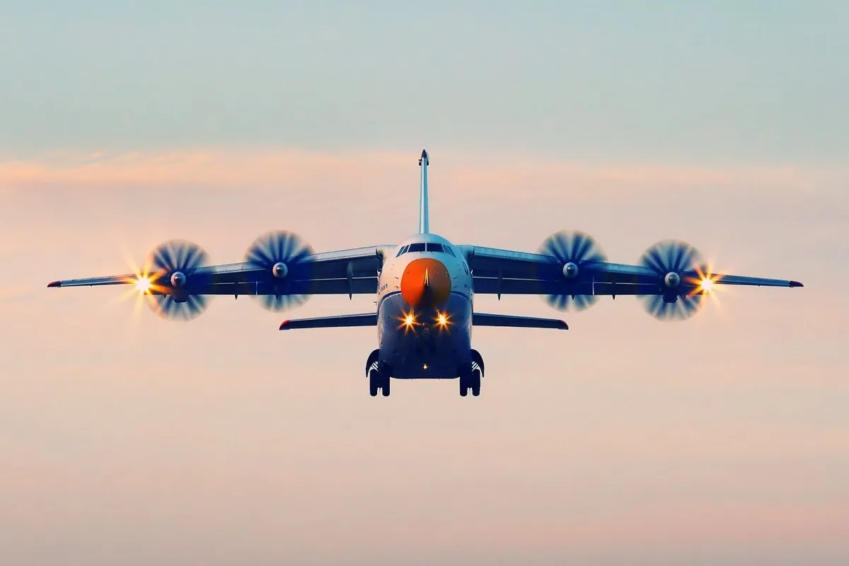 Четырехмоторный транспортный самолет An-70 модель PQX060 стандартная фотография