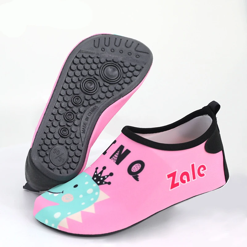 Детская пляжная обувь с героями мультфильмов; носки для плавания и подводного плавания; модная детская пляжная обувь; мягкая Нескользящая домашняя обувь для мальчиков и девочек - Цвет: Розовый