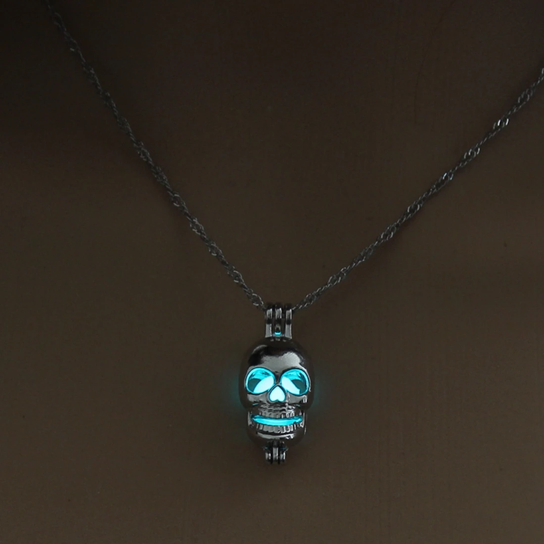 Панк Череп Кулон ожерелье светящиеся украшения серебряный цвет цепи 45 см светится в темноте ожерелье для женщин мужчин подарок