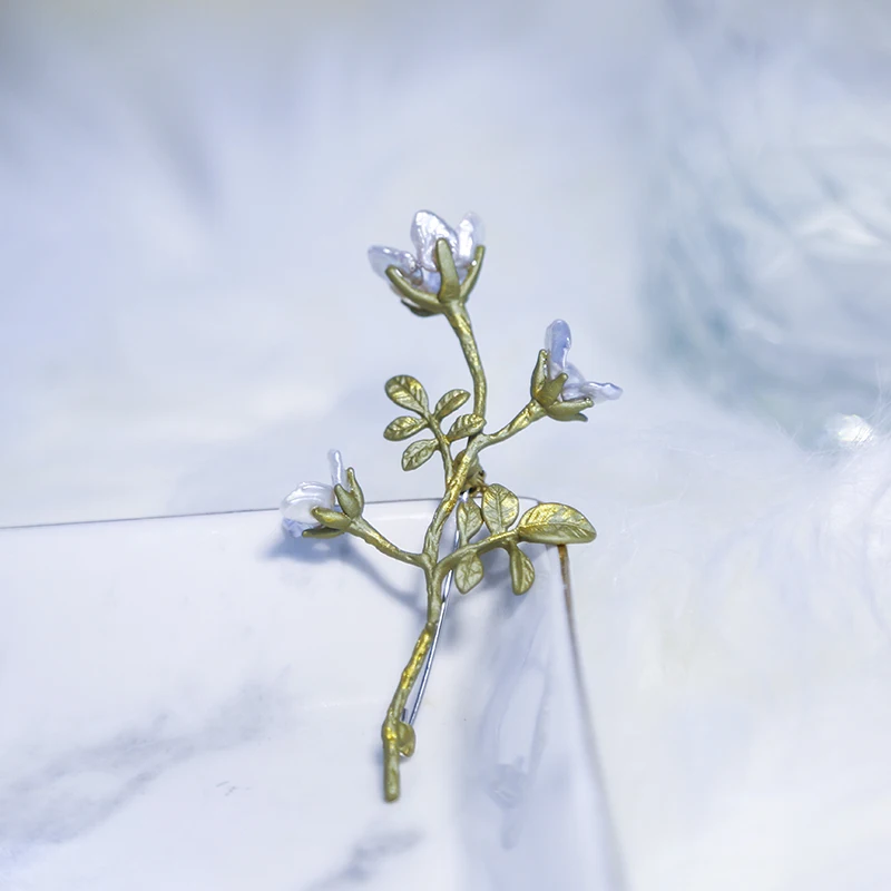 

Vanssey Fashion Jewelry Rose Flower Natural Irregular Pearl Green Coating Brooch Pins Party Accessories for Women 2019 New