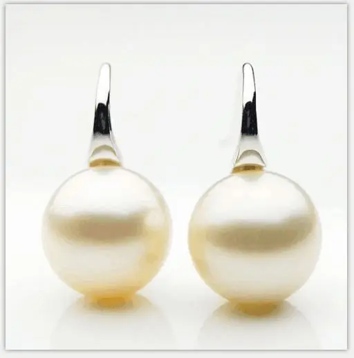 

CHARMING PAIR OF 10MM ROUND SOUTH SEA WHITE PEARL EARRING