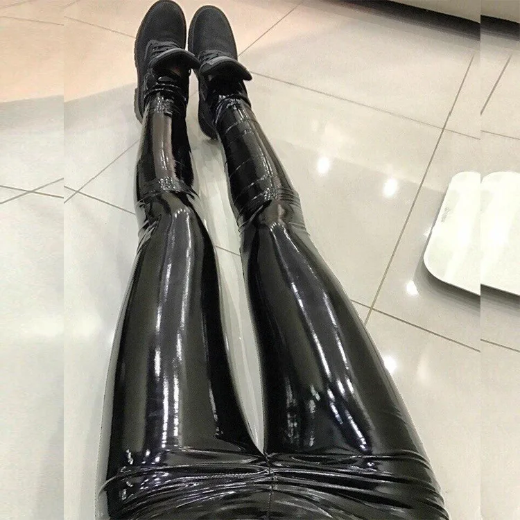 Готический искусственная кожа Для женщин брюки Street Стиль стройный карандаш женские брюки черные блестящие с мокрым эффектом Плотные брюки