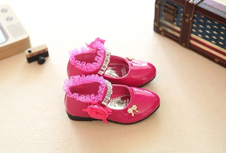 J Ghee/весенне-осенняя Новая модная обувь для девочек из лакированной искусственной кожи, расшитая бисером, Цветочная кружевная обувь принцессы для детей 4 цвета