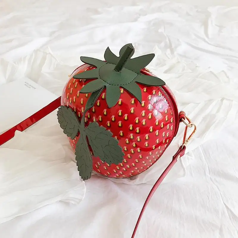 Collection strawberry. Сумка клубника. Сумочка в форме клубники. Шоппер в форме клубники. Образ с сумкой в форме клубники.