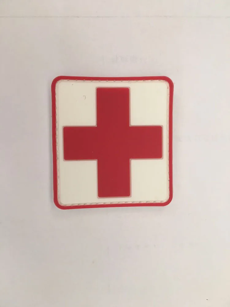 крестик на аптечку. табличка аптечка. значок красный крест. знак «аптечка». знак аптечка первой помощи.