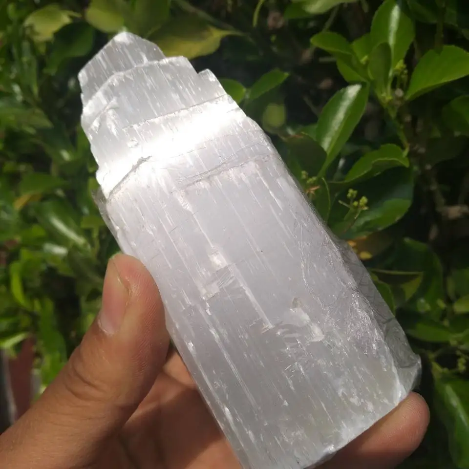 Белое гипсовое небоскребко SELENITE башни замка гипсовая кристаллическая