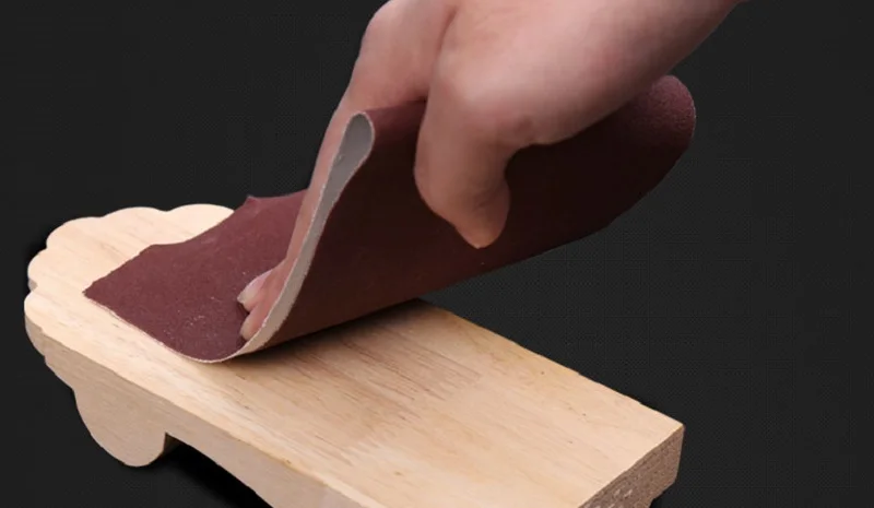 шлифование дерева. шлифование древесины шкуркой. шлифование дерева наждачной бумагой. ручная шлифовка древесины. зачистка фанеры наждачной бумаги.