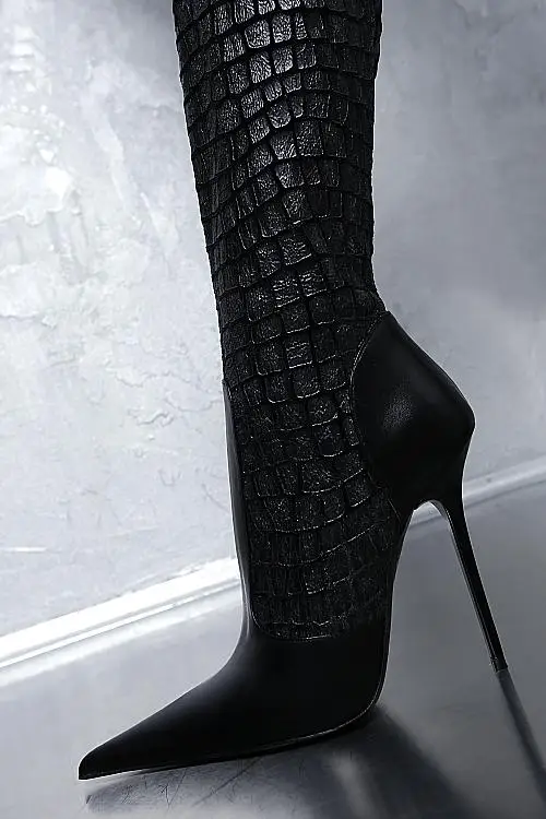 Пикантные черные сапоги на высоком каблуке из змеиной кожи женские тонкие сапоги до колена с острым носком на шпильках подходящая обувь под вечернее платье