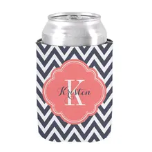 Синий и коралловый шеврон монограмма может охладить неопрен держатели для напитков Свадебные сувениры изолятор напитков подарок на Девичник сувениры