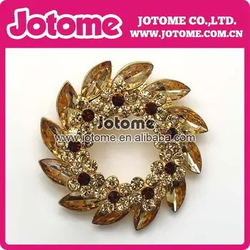 

Beautiful Vintage Gold Tone Wreath Brooch