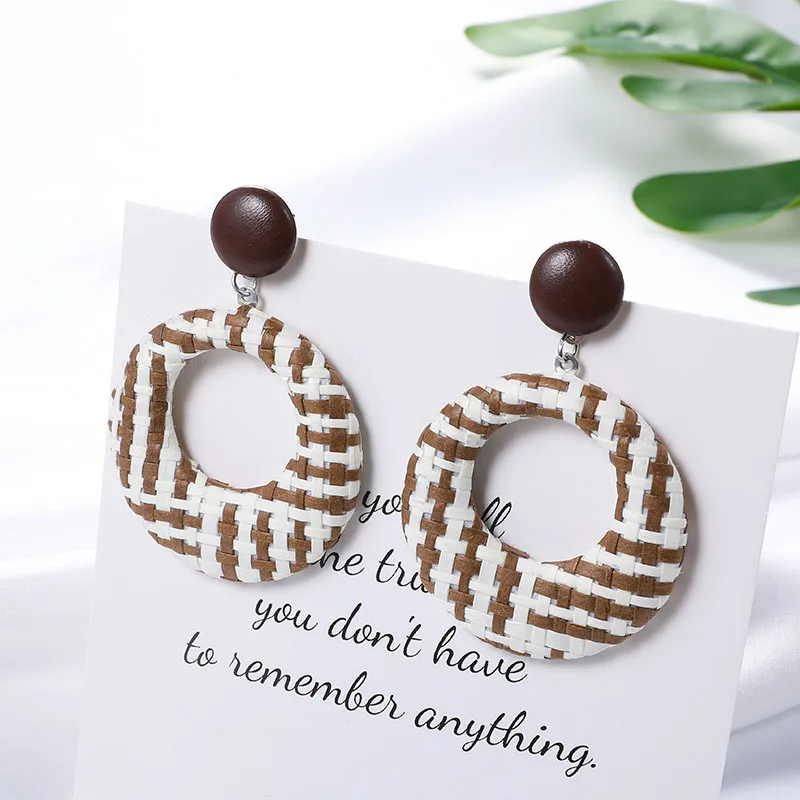 Женские Геометрические серьги гвоздики DoreenBeads разноцветные плетеные из ротанга