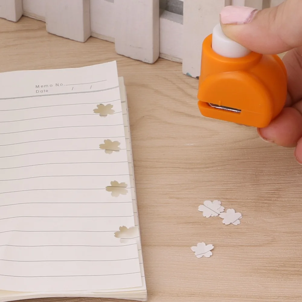 

1PC Hole Punch Craft DIY Scrapbooking Cards Printing Paper Shaper Mini Cutter Random Color