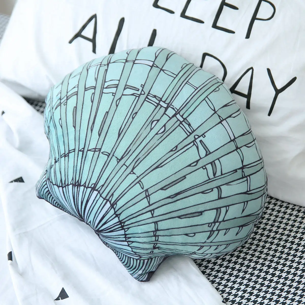 

Shell hug cushion Country style decorative camera props, sofa hugs pillow lumbar Vivid beach shells pillow
