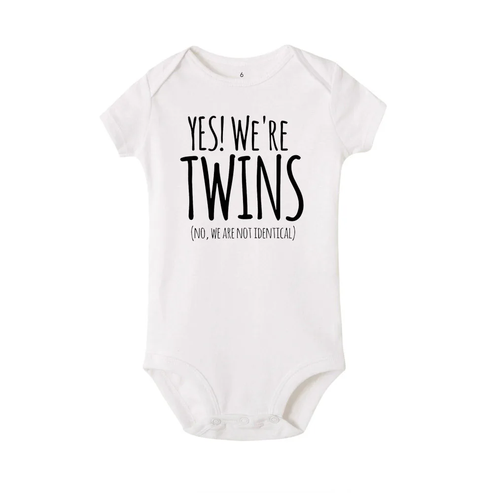 Yes We Are Twins Newborn Twins буква принт комбинезон одежда для маленьких мальчиков и девочек белый игровой костюм с коротким рукавом детский комбинезон