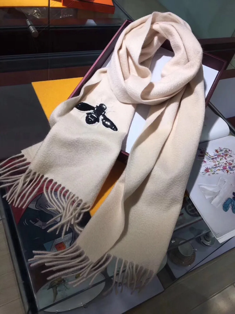 

2019 New Cashmere Pearl Embroidered Bee Scarf Dual-purpose Warm Lady's Shawl in Autumn and Winter 68056