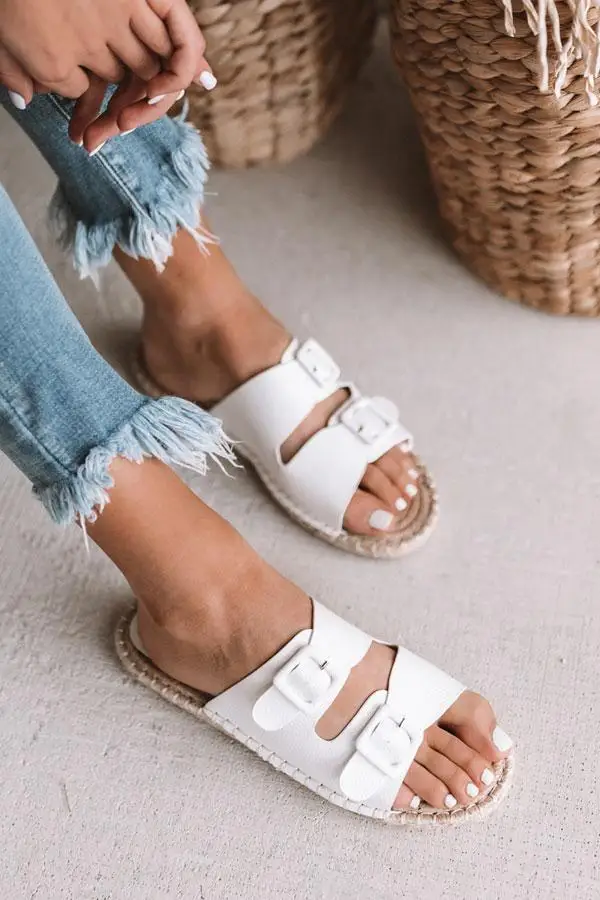 1903086009000-2019031914312200-0eaccb6bthe-mara-sandal-in-white_1024x1024