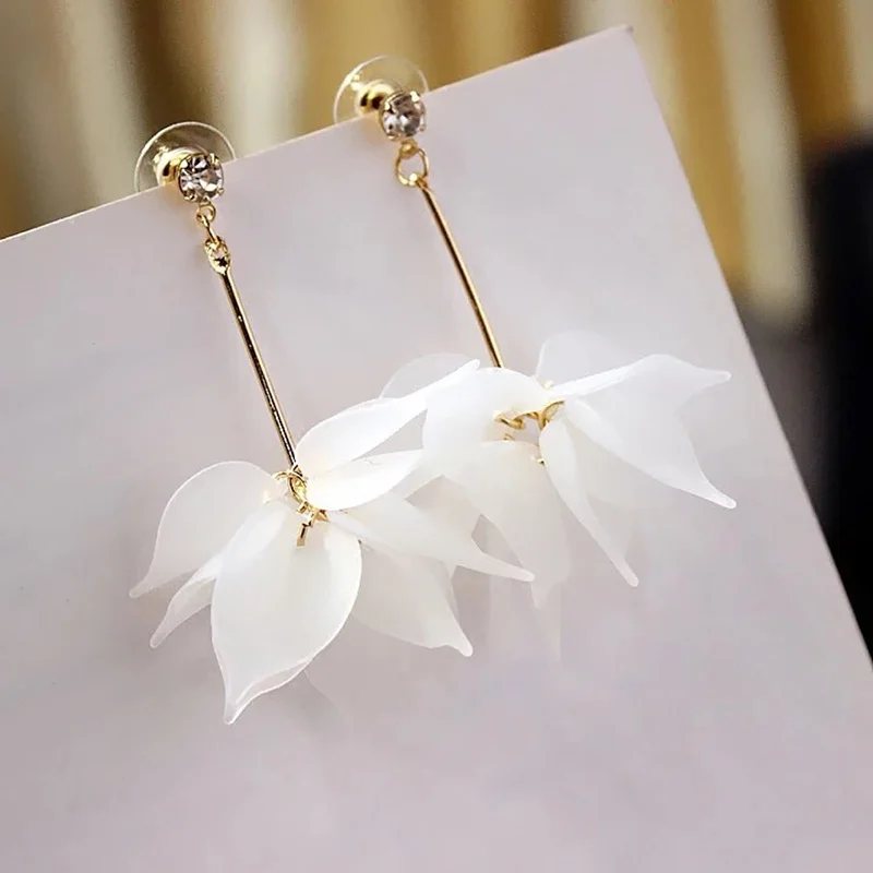 

Korean Style Fashion Ladies White Flower Drop Earrings For Women Plastic Petal Leaf Dangle Earrings Girls Gifts Jewelry Brincos