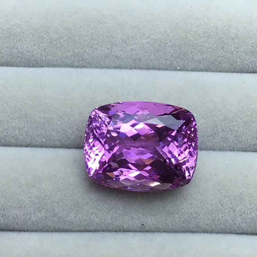 

Natural Kunzite gemstone,Superb cutting,Weight: 26.28 ct Specifications: 19.4 x 15.3 x 11.2mm