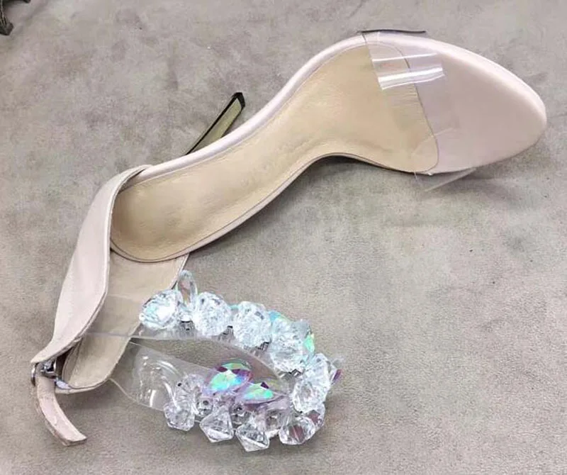 Пикантные выразительные женские босоножки из прозрачного ПВХ с ремешком на щиколотке и кристаллами; женские Вечерние туфли на высоком каблуке из блестящей кожи в стиле пэчворк