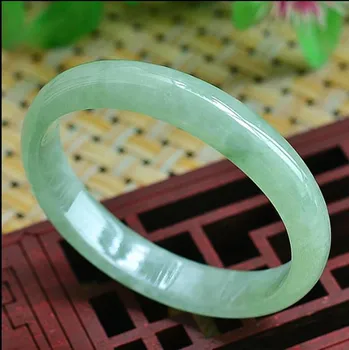 

Natural bracelets are made from an oval royal bracelet made from Burmese ice/1