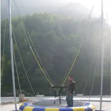 Один человек банджи батут