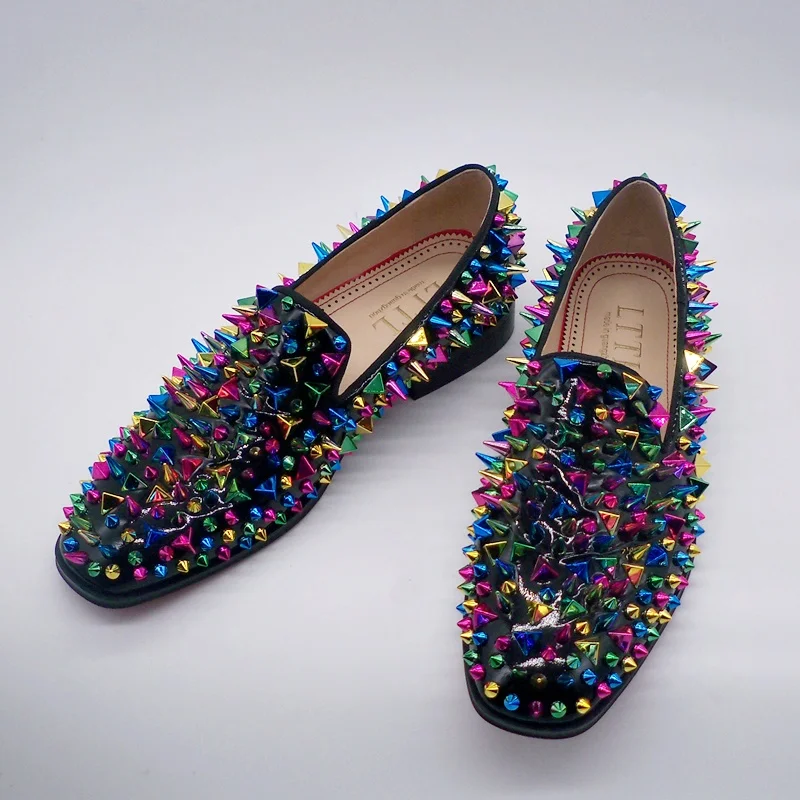 Мужские туфли из лакированной кожи; мужские лоферы ручной работы с разноцветными шипами; Мужские модельные туфли без застежки; дизайнерская брендовая мужская обувь с заклепками