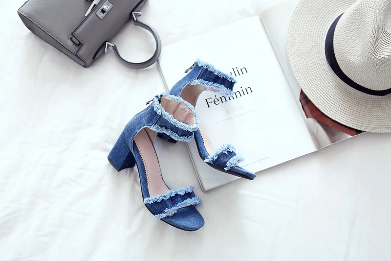 FOREAD/Летние босоножки; женская обувь на молнии; обувь на высоком квадратном каблуке; модные босоножки из джинсовой ткани с открытым носком; коллекция года; женская обувь синего цвета; большой размер 43